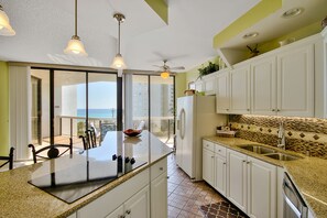 Geladeira, micro-ondas, fogão, cooktop