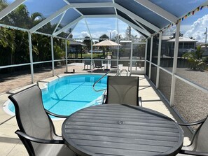 Una piscina al aire libre, una piscina climatizada