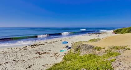 Sea Glass Hideaway, Designer Studio, Dog Friendly, Private Patio and Parking!