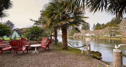Beautiful Beach access/River Front Hot tub and Fire pit