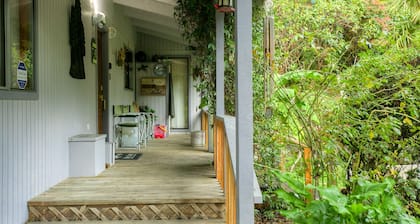 Joki Etu-ja ranta pääsy Hot tub ja palo kuoppaan 4/2 ylimääräistä 1/1 lisätä avai