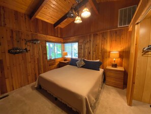 4 bedrooms, desk, iron/ironing board, free WiFi