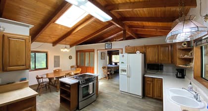 Beautiful Beach access/River Front Hot tub and Fire pit
