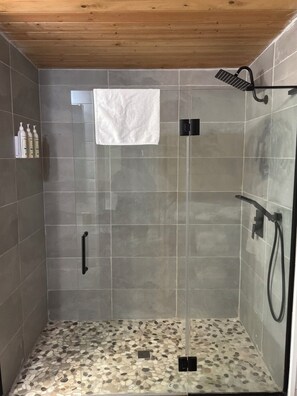 Chuveiro/banheira combinados, secador de cabelo, toalhas de banho 