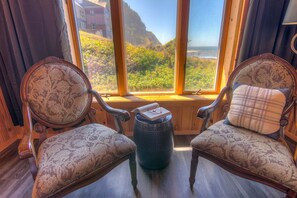 Interior - Dramatic Ocean Views. Tidepools. Dog friendly! (Yachats)