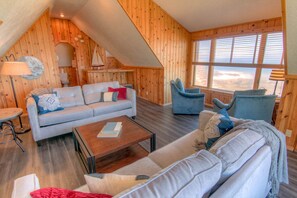 TV, peis, DVD-spiller og bordtennis