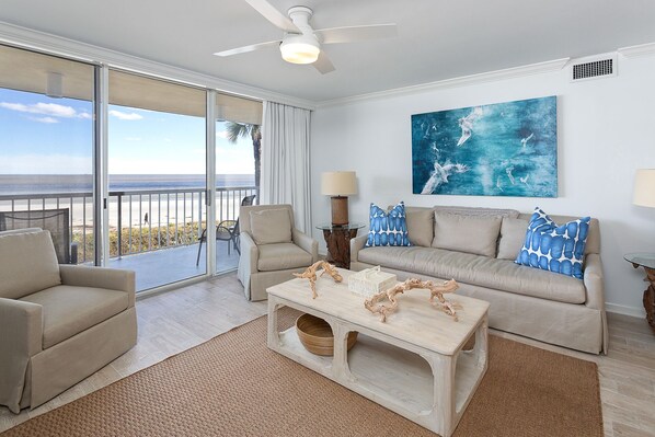 Téléviseur, lecteur de DVD, livres, chaîne audio