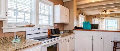 Lavavajillas, cafetera y tetera y utensilios de cocina