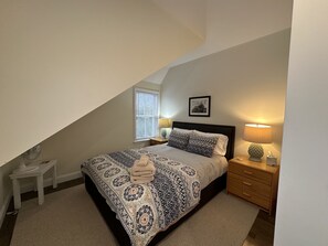 1 habitación, tabla de planchar con plancha y cuna de viaje 