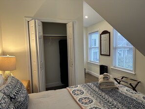 1 habitación, tabla de planchar con plancha y cuna de viaje 