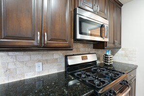 KĂŒhlschrank, Mikrowelle, Ofen, Herdplatte