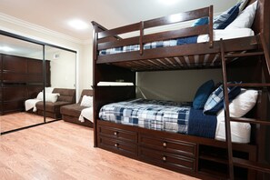 4 Schlafzimmer, BĂŒgeleisen/BĂŒgelbrett, kostenloses WLAN, BettwĂ€sche