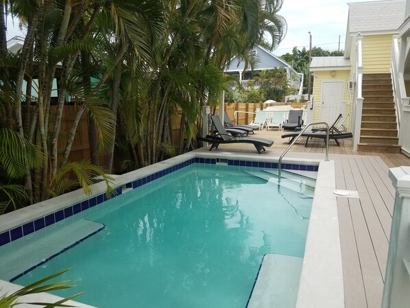 Una piscina al aire libre, una piscina climatizada