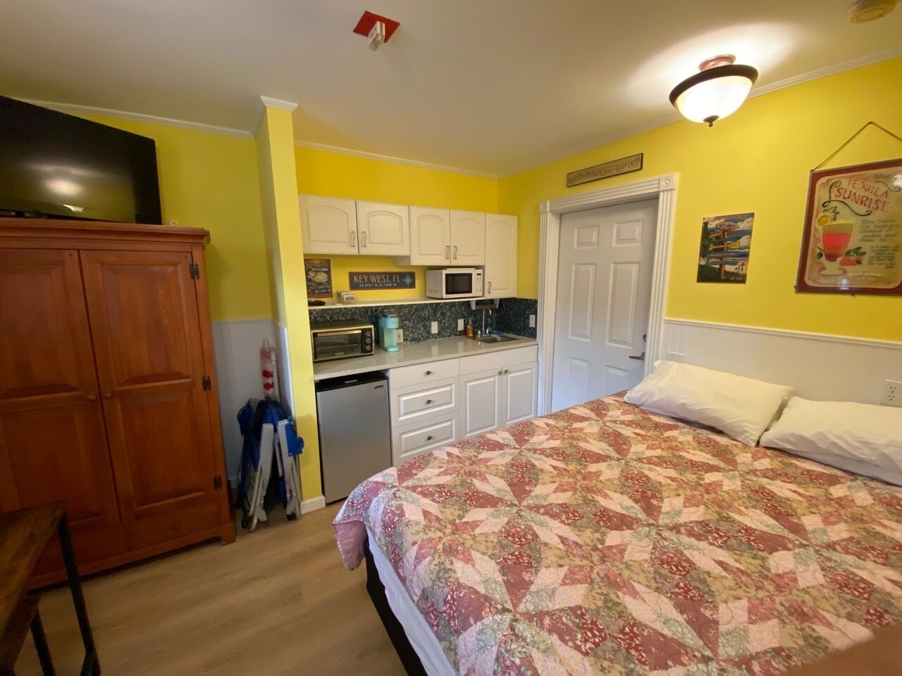 Iron/ironing board, free WiFi, bed sheets