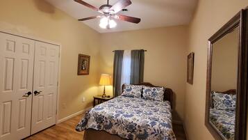 2 bedrooms, desk, iron/ironing board, free WiFi