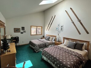 2 habitaciones, escritorio, tabla de planchar con plancha y wifi gratis 