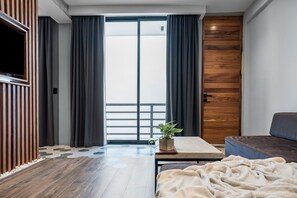 تلفزيون ذكي بحجم 43-بوصة يعرض قنوات تلفزيونية باشتراك مدفوع، تلفزيون