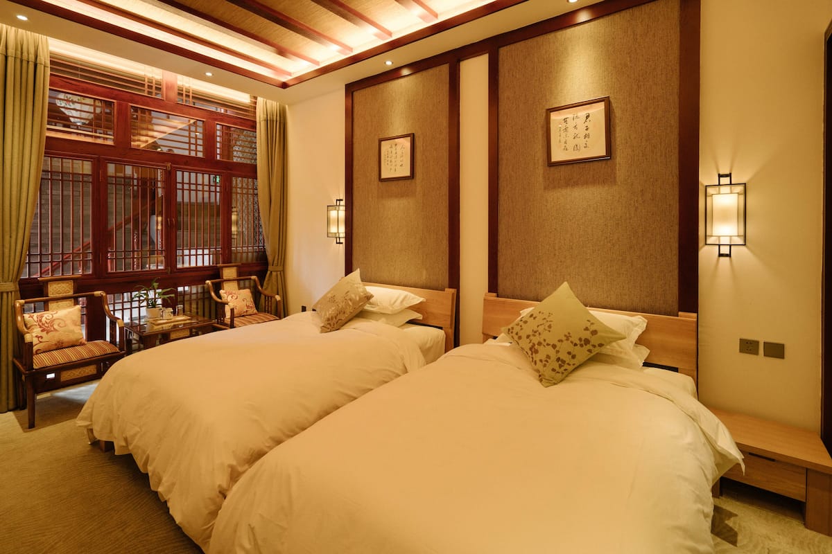 Kamar Twin Elite | Seprai premium, bantalan ekstra lembut, dan meja kerja