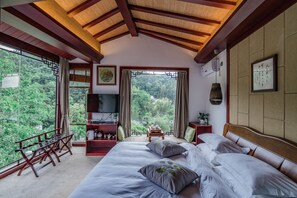 Premium bedding, pillow-top beds, desk, blackout curtains - Siqi Inn (Baoshan)