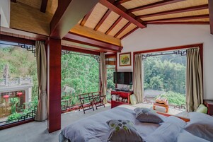 高档床上用品、加厚床垫、办公桌、遮光窗帘