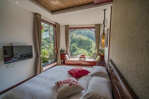 Literie de qualité, lit avec matelas à plateau-coussin, bureau