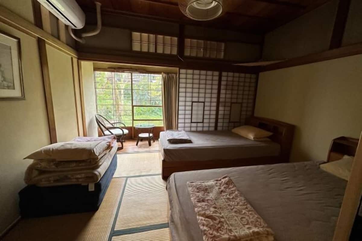Cubrecamas, decoración personalizada, muebles diferentes y wifi gratis
