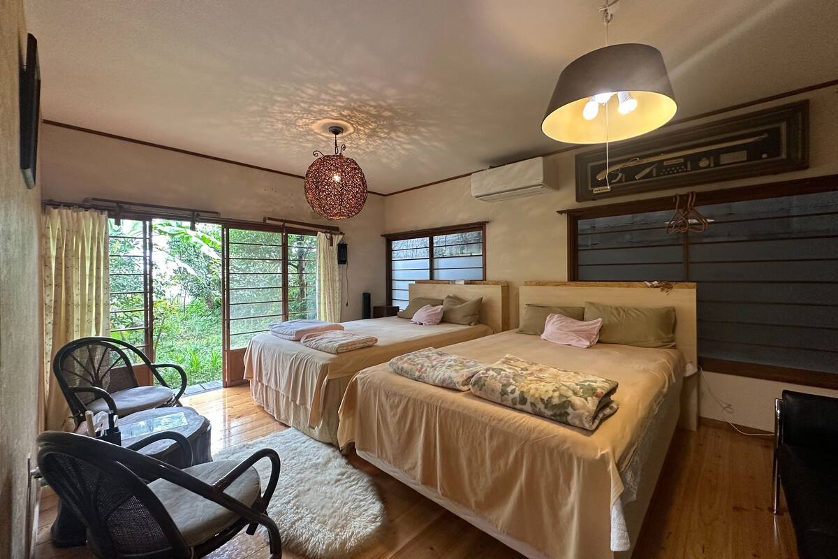 Un dormitorio con dos camas, un escritorio y una silla.