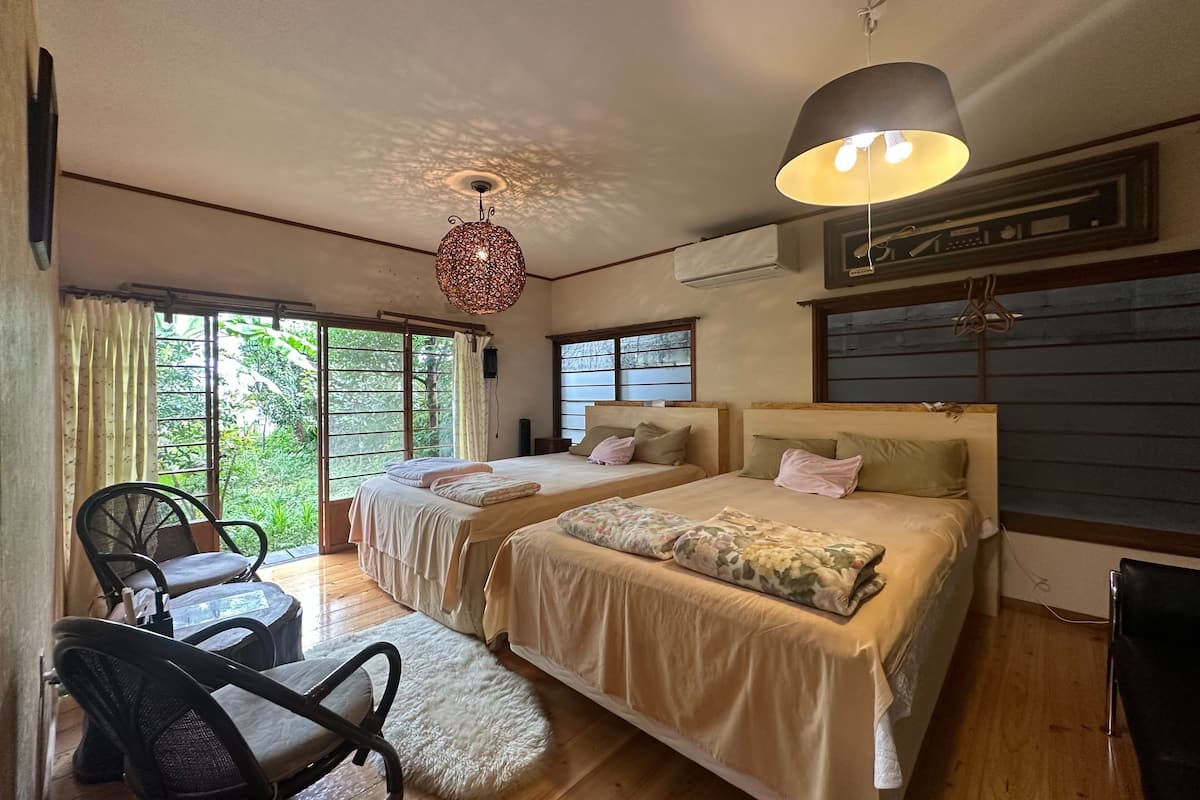 Cubrecamas, decoración personalizada, muebles diferentes y wifi gratis