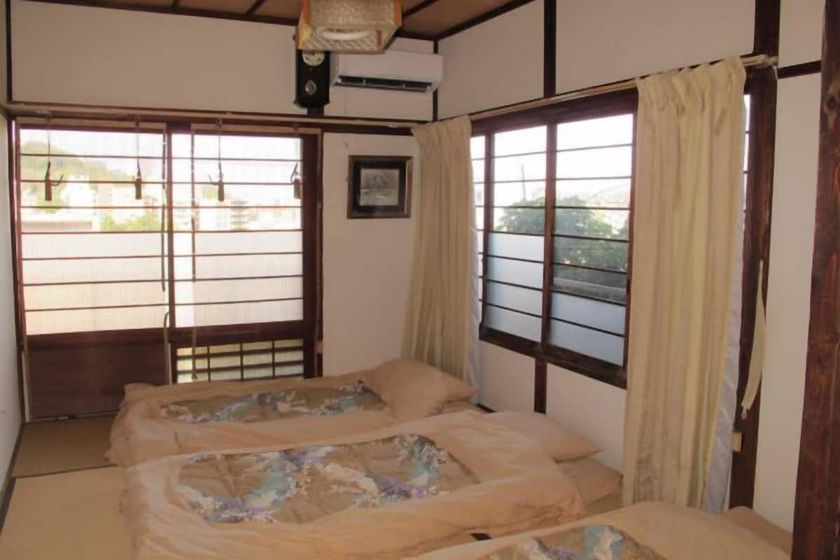 Cubrecamas, decoración personalizada, muebles diferentes y wifi gratis
