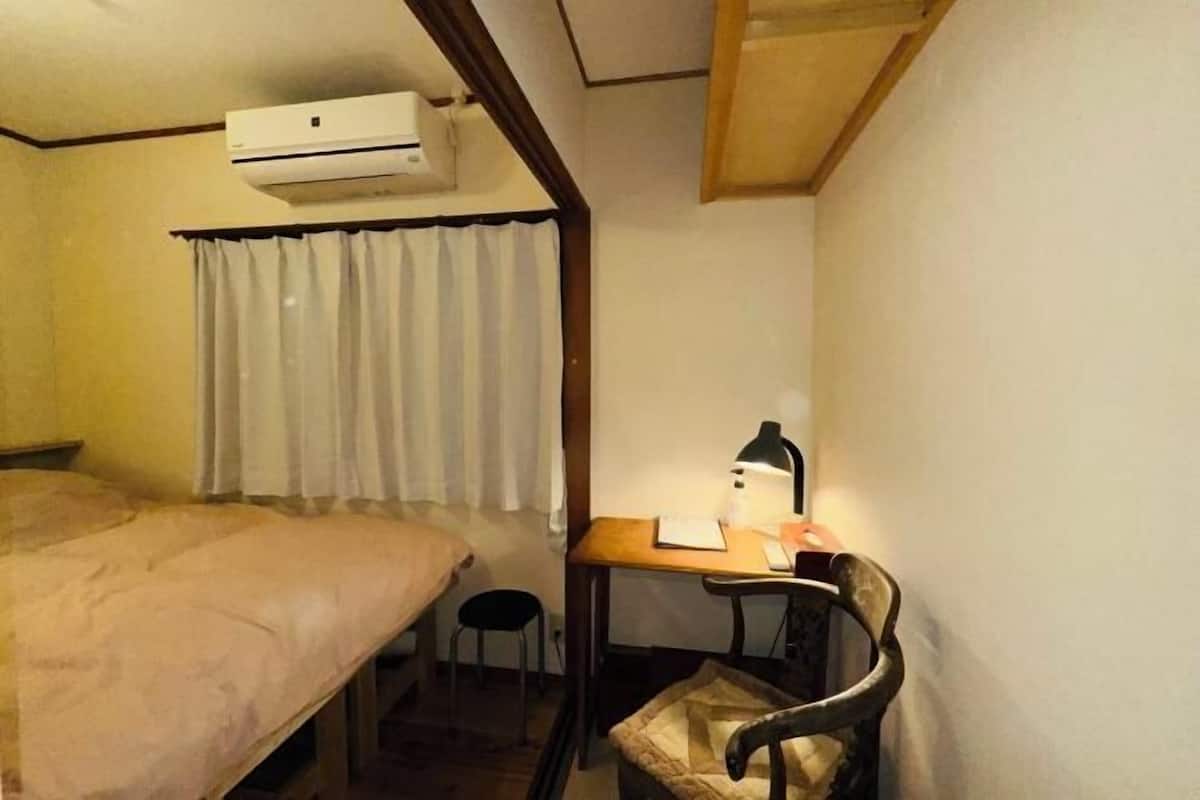 Cubrecamas, decoración personalizada, muebles diferentes y wifi gratis