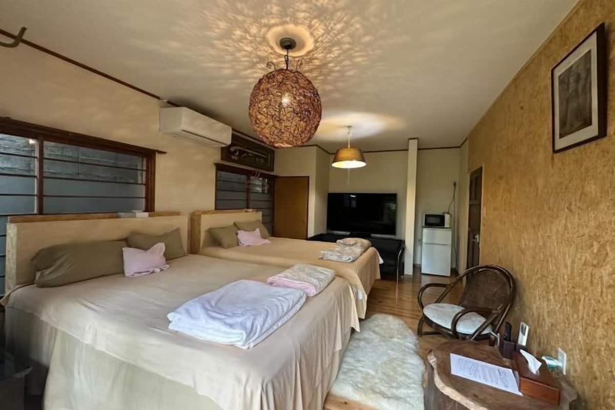 Cubrecamas, decoración personalizada, muebles diferentes y wifi gratis