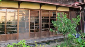 A traditional Japanese building with large sliding doors and a wooden exterior. - Atami Ikkyuan (Atami)