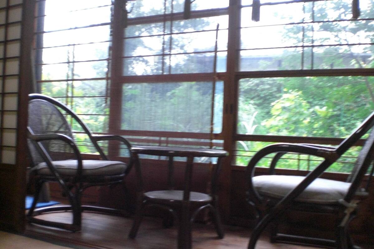 Cubrecamas, wifi gratis, decoración personalizada y muebles diferentes 