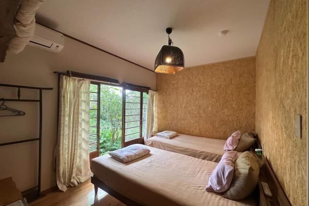 Cubrecamas, decoración personalizada, muebles diferentes y wifi gratis