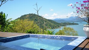 A swimming pool with a view of a lake and mountains. - Charming House With Stunning Views (Paraty)