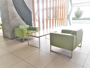 Lobby sitting area - Meridian Sunset Suite by D Imperio (George Town)