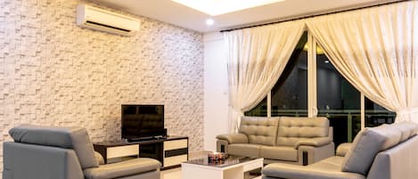 อพาร์ทเมนท์สำหรับครอบครัว, 3 ห้องนอน, ปลอดบุหรี่ | บริเวณนั่งเล่น | ทีวีจอแบน