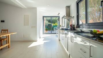 Microondas, horno, lavavajillas y trona infantil