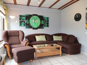 Una televisión, una chimenea