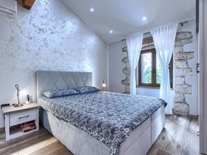 4 bedrooms, travel crib, free WiFi