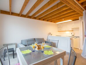Une cuisine moderne avec des armoires blanches et un four encastré.