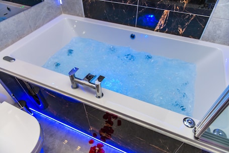 Superior Suite, Ensuite | Bathroom | Towels. Sawrey Serviced Apartments