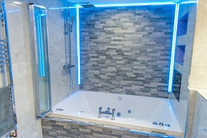 Apartamento ejecutivo, baño privado | Baño | Toallas