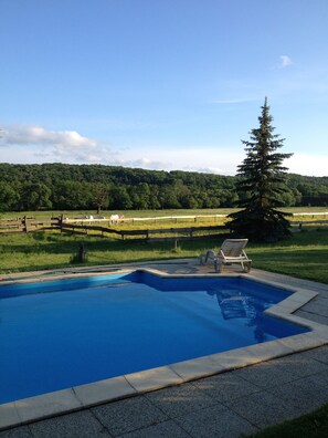 Piscine extérieure, chaises longues