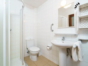A bathroom with a toilet, sink, and mirror. - Wonderful private villa for 4 guests with private pool, A/C, WIFI, TV, terrace and panoramic view (Teulada)