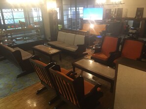 Lobby sitting area - Akakura Onsen Hotel Korakuso (Myoko)