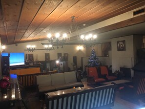 Lobby sitting area - Akakura Onsen Hotel Korakuso (Myoko)