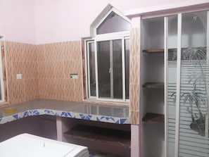 Separate bathtub and shower, free toiletries, bathrobes, towels