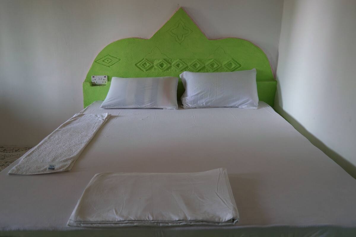 Quarto casal ou duplo básico, para fumantes | Roupa de cama