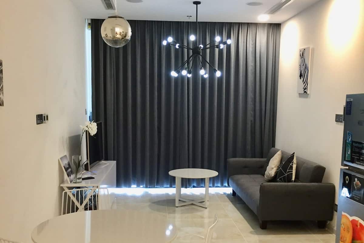 Căn hộ có tầm nhìn toàn cảnh, 1 giường cỡ queen và sofa giường | 1 phòng ngủ, bàn, màn/rèm cản sáng, bàn ủi/dụng cụ ủi quần áo 